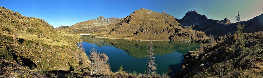 Vista panoramica verso i Laghi Gemelli e le sue montagne, nei caldi colori autunnali